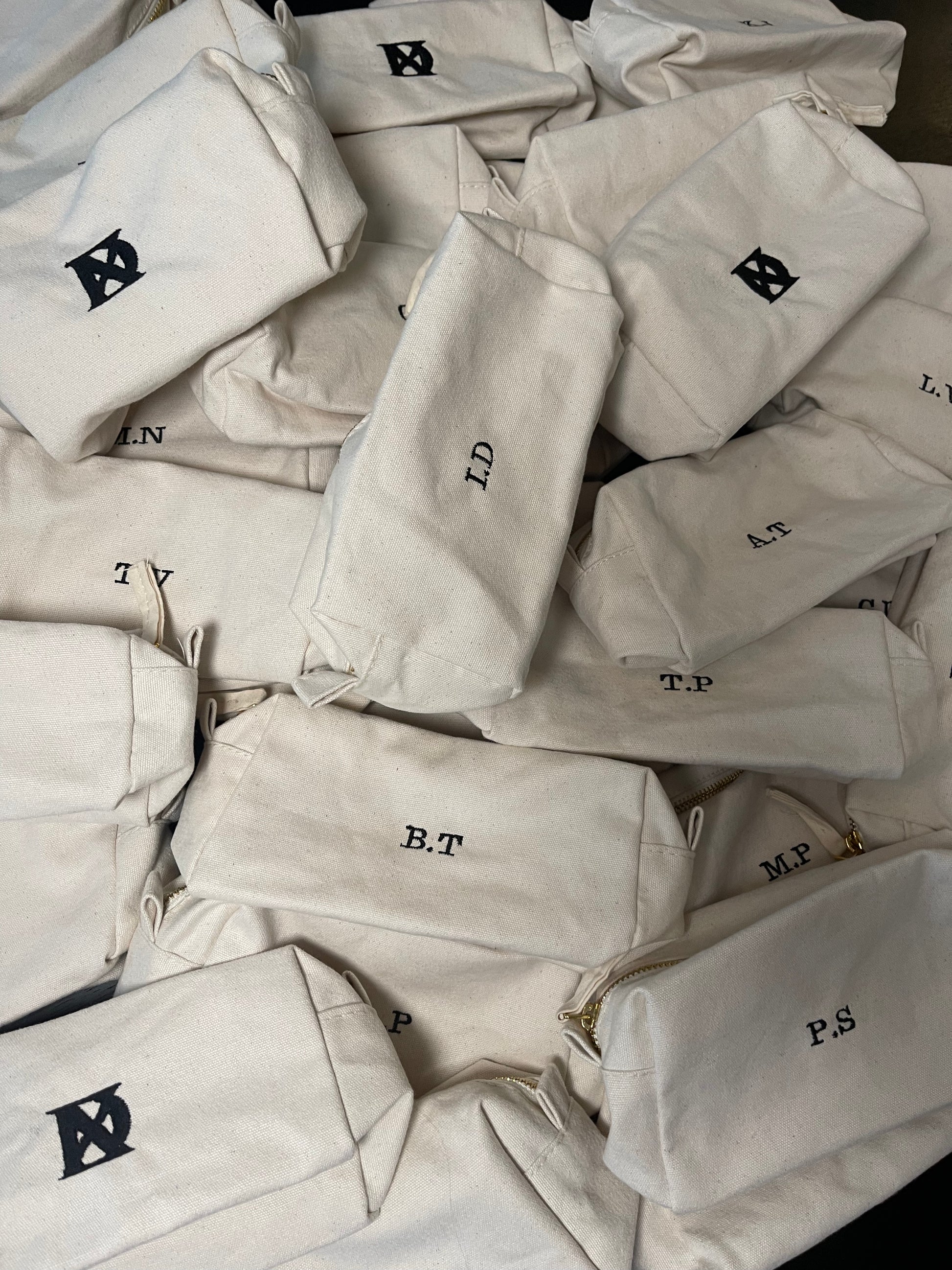 THE PERFECT GIFT BUNDLE. - Premium Bundels from DUTCH. Cosmetx - Just €34.99! Shop now at DUTCH.